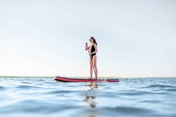 Quels sont les avantages de pratiquer le paddleboard pour l'équilibre et la tonicité musculaire chez les femmes?