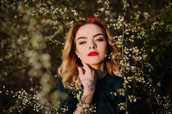 Comment porter des stilettos avec une combinaison pantalon pour une présentation en entreprise?