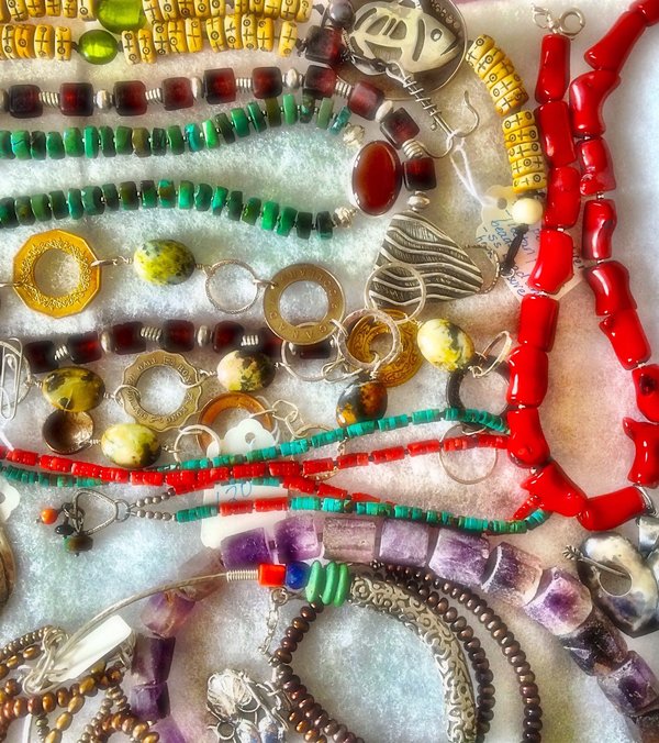 Quels types de bijoux en turquoise égayent une tenue toute en noir pour un évènement artistique?