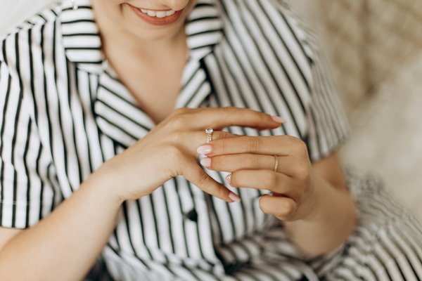 Bagues de mariage femme : l'élégance à la montréalaise
